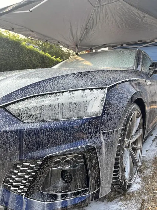 Lavage auto à la main : prélavage mousse sur une Audi bleue