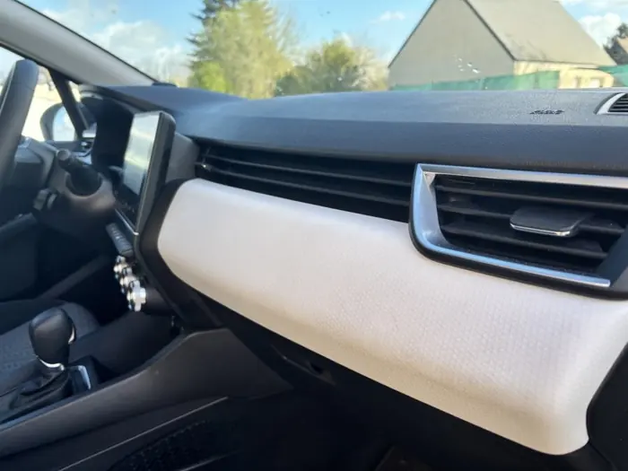 Nettoyage intérieur voiture : planche de bord claire après nettoyage